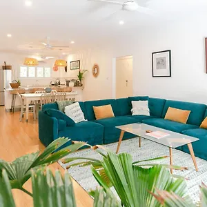 wayfarer-apartment-in-the-heart-of-port-douglas.cairnshotels4all.com/